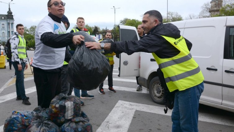 Гонят такситата от пияцата пред Катедралата тази събота