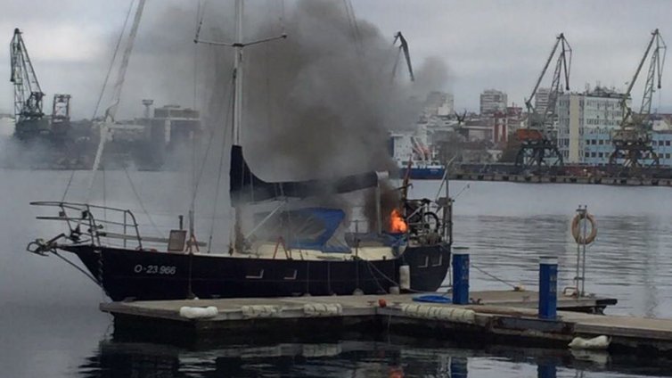 Повредена духалка подпали яхта на Морската гара във Варна
