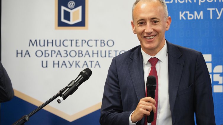 Забраняват телефоните в училище през януари? 