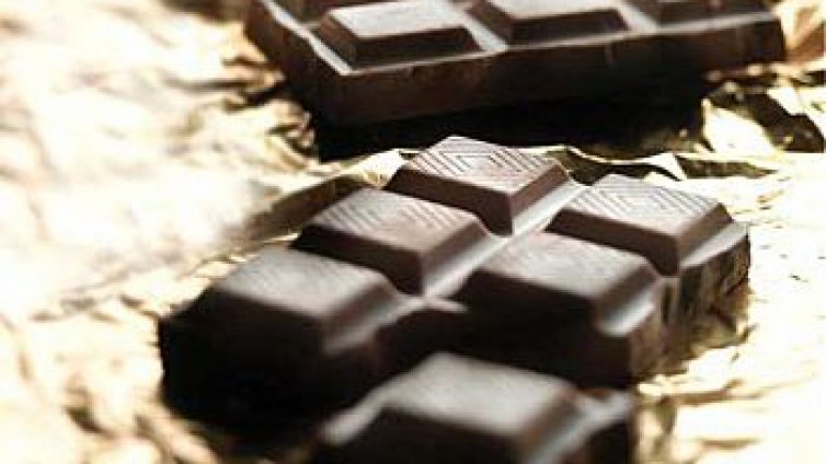 Черният шоколад помага при кашлица