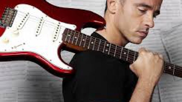 Ерос Рамацоти идва с мощно светлинно и звуково шоу