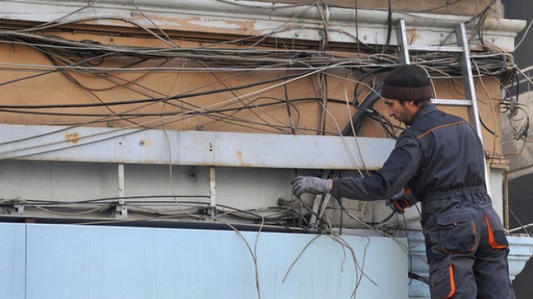 Нови незаконни кабели опасват „Приморски”