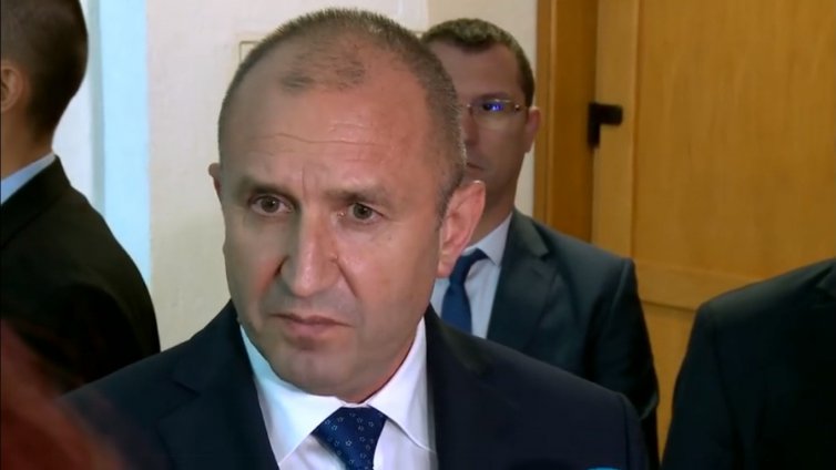 Радев отвърна на Борисов за децата: Това е театър за наивници