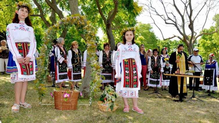 Под венец от билки минаха малки и големи във Владиславово (СНИМКИ)