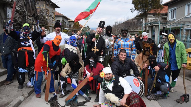 Кукери гониха злите сили във варненското село Тополи (СНИМКИ)