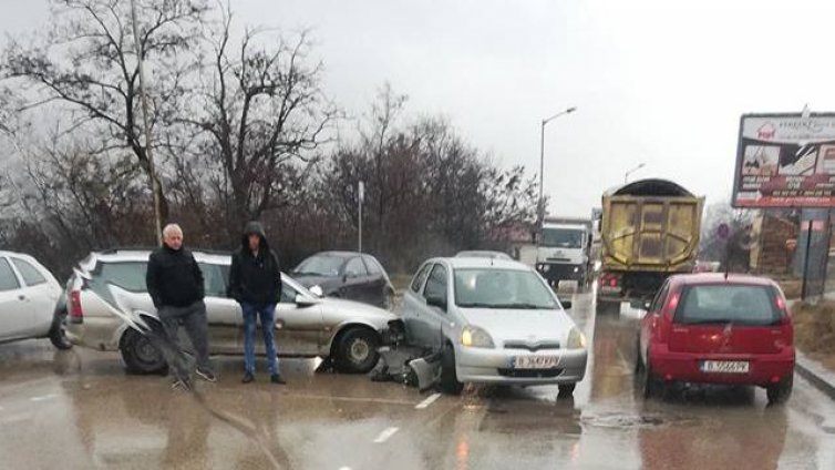 Катастрофа блокира пътя край вятърната мелница във Варна