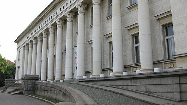 Откърти се парче от козирката на Народната библиотека