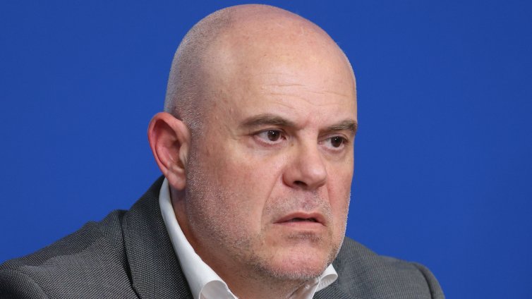 Иван Гешев е вписан като адвокат в Перник
