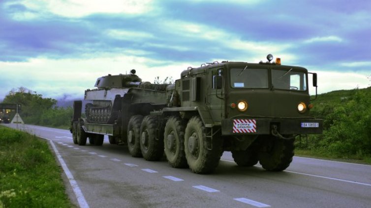 Нови колони с военна техника преминават през България
