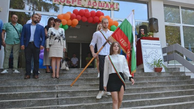 Откриха новата учебна година в спортното училище във Варна (СНИМКИ)