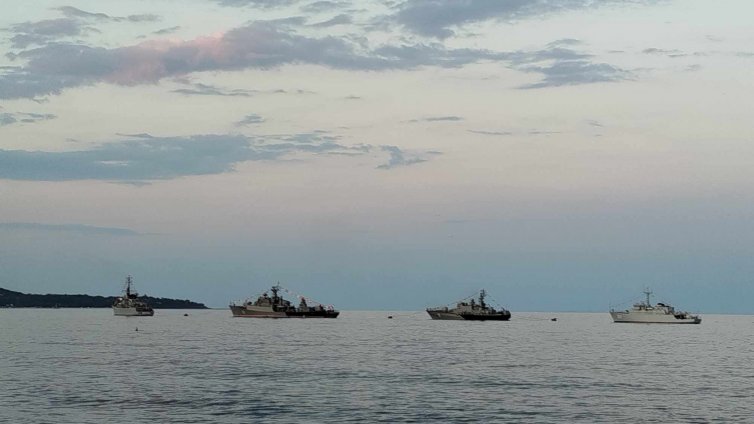 Издигат флаговете на корабите от състава на Военноморските сили във Варна днес