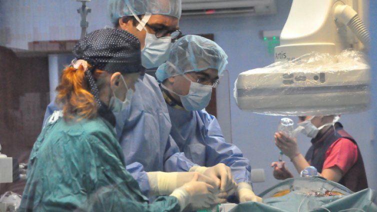 Извадиха близо половин килограм желязо от тялото на мъж