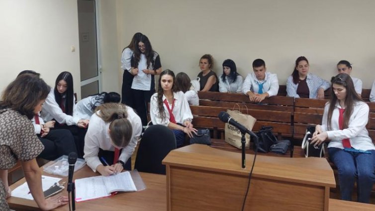 Ученици от Хуманитарната гимназия провеждат лятна практика по съдилищата във Варна