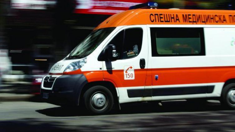 Моторист е с опасност за живота след сблъсък с антипаркинг колчета