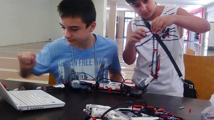 Ученици ще конструират роботи и ще правят състезания с тях