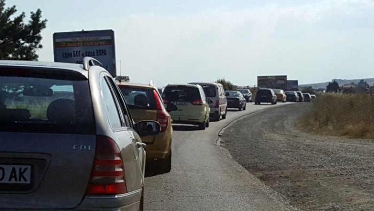 ВиК авария затруднява движението по пътя Варна-Бургас