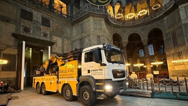 Камиони в историческата църква "Света София" в Истанбул предизвикаха възмущение