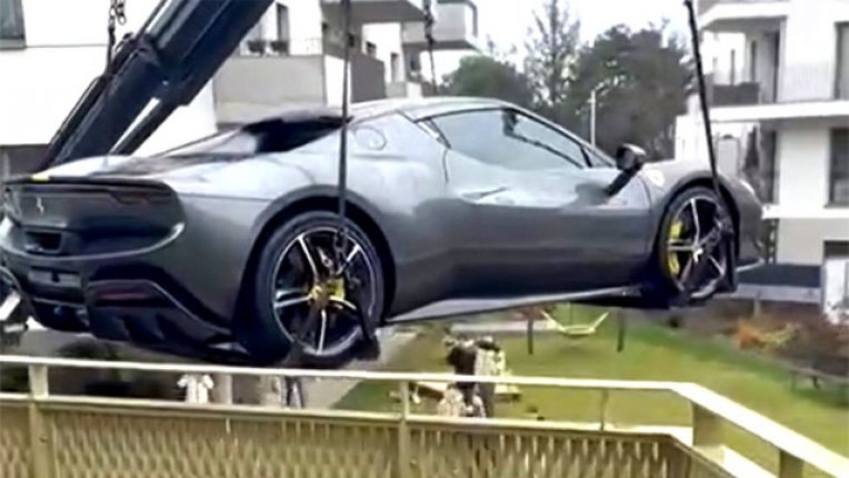 Мъж паркира Ferrari на балкона си, общината го прибра с кран (ВИДЕО)