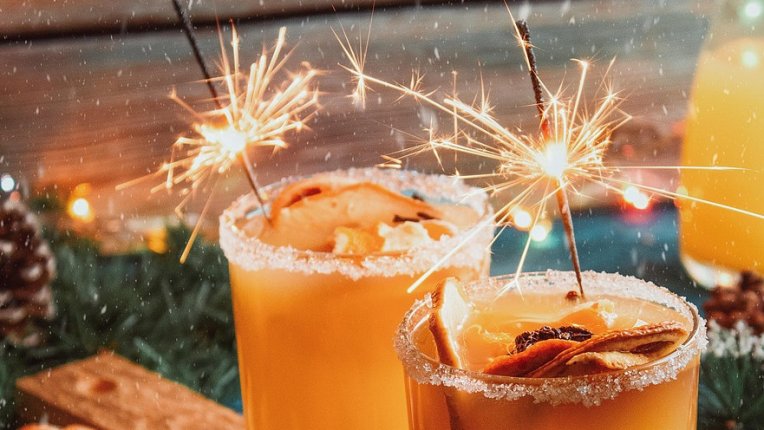 Идват коледните банкети: Как да се забавляваш, без да рискуваш кариерата си? 